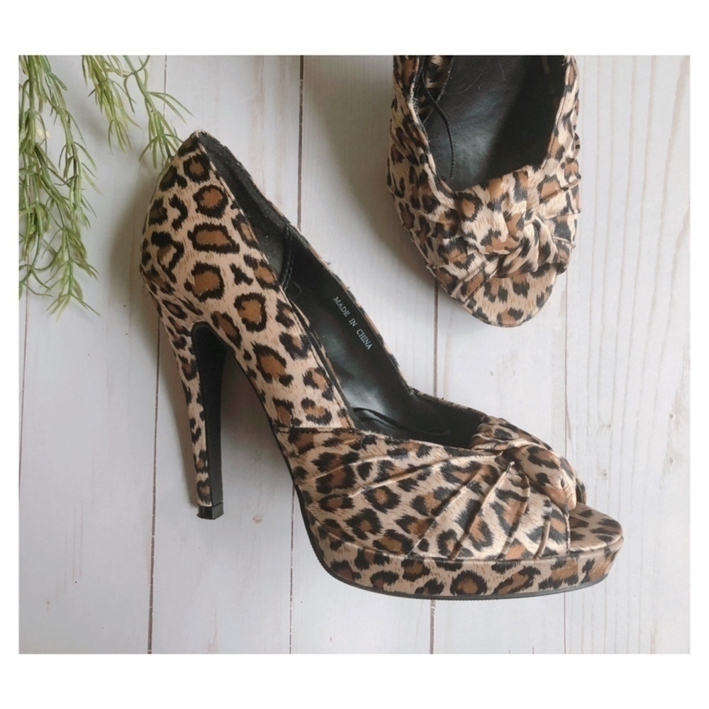 Forever 21 Leopard Print Peep Toe Heels Womens Sz 6